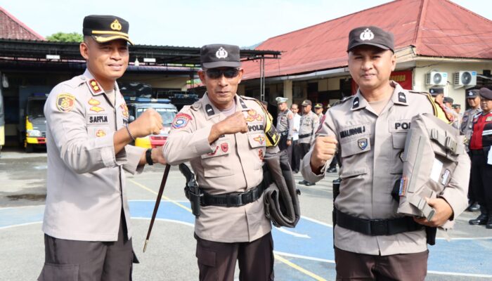 Tingkatkan Perlindungan Saat Tugas, Kapolres Palopo Serahkan Rompi Anti Peluru Kepada Bhabinkamtibmas