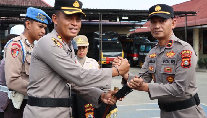 Kapolres Palopo Beri Penghargaan Kepada Personil Yang Berprestasi