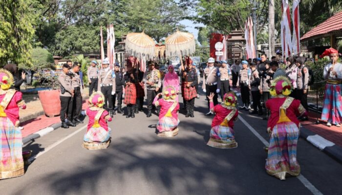 Kapolda Sulsel yang Baru Disambut Dengan Tarian Tradisional Padduppa di Mapolda