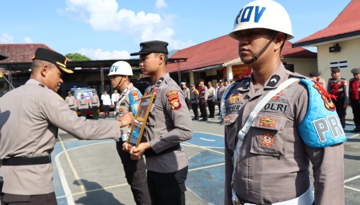 Kapolres Palopo Pimpin Upacara PTDH dan Beri Penghargaan kepada Personel yang Berprestasi