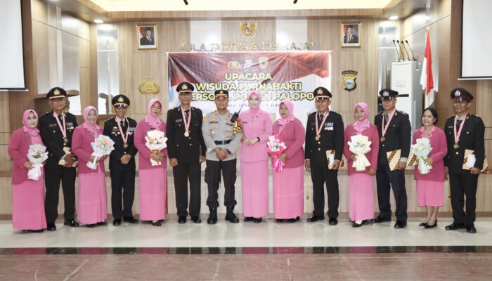 Enam Personel Memasuki Masa Pensiun, Polres Palopo menggelar upacara wisuda purnabakti