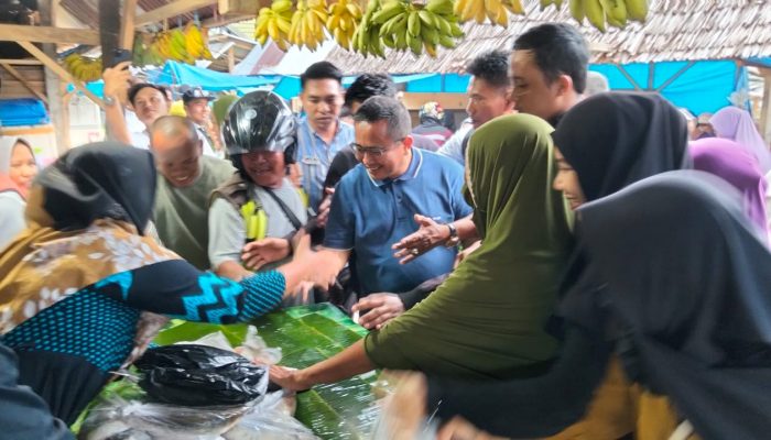 Kunjungi Pasar Lama Masamba, Muhammad Fauzi Diserbu Emak-emak