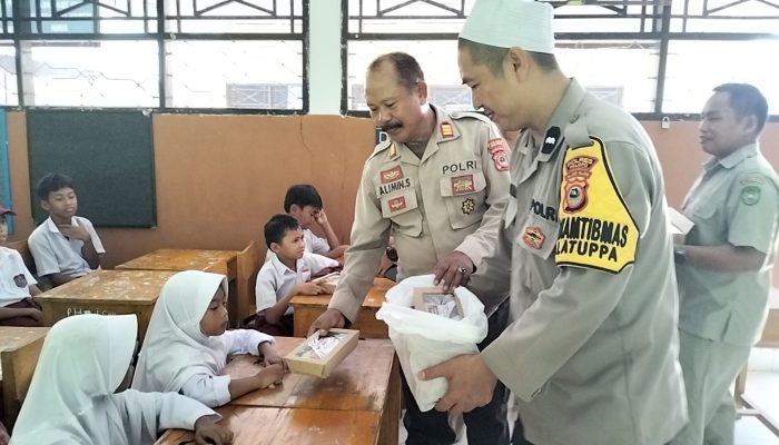 Dukung Pemenuhan Gizi Bagi Anak-Anak, Polres Palopo Bagikan Makanan Gratis Kepada Siswa SDN 59 Siguntu