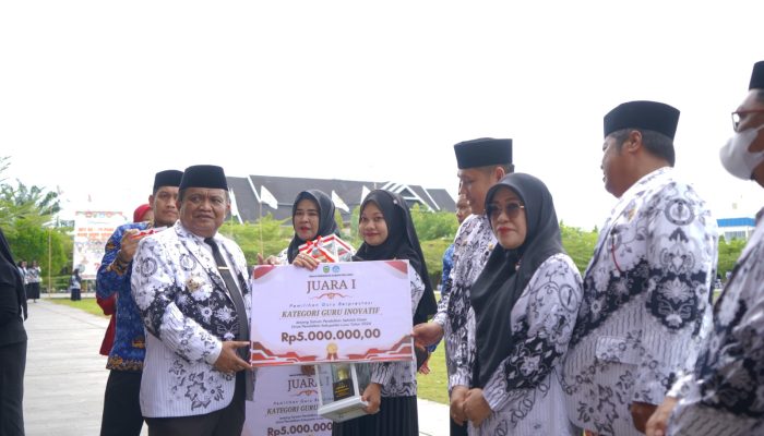 Peringati Hari Guru Nasional dan HUT PGRI Ke-79, Pj. Bupati Luwu Serahkan Penghargaan Kepada Guru Berprestasi