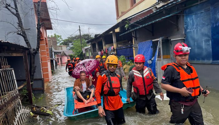 Polri Gerak Cepat Evakuasi Warga Terdampak Banjir di Sulawesi Selatan