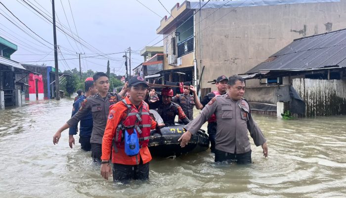 Gerak Cepat, Pammat Subdit Gasum Polda Sulsel Evakuasi Korban Banjir di Makassar