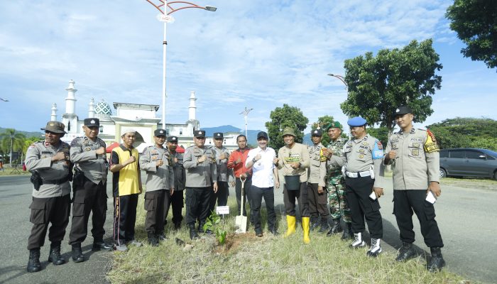 Kapolres Palopo Pimpin Pencanangan Gerakan Sedekah 10.000 Pohon di Kawasan Islamic Center