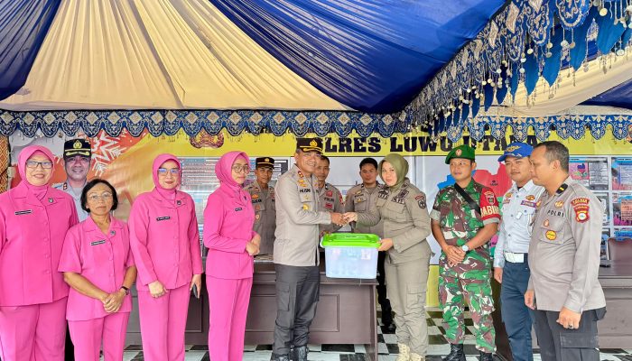 Apresiasi Kepada Petugas Operasi Lilin 2024, Kapolres Luwu Utara Bersama Ketua Bhayangkari Bagikan Bingkisan