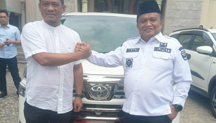 Pj Bupati Salam Komando Dengan Bupati Luwu Terpilih Usai Sholat Jumat