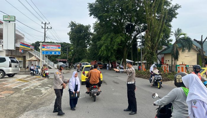Pastikan Keamanan Pelajar di Hari Pertama Masuk Sekolah, Kapolres Palopo Pimpin Pengaturan Lalu Lintas