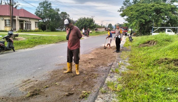 Kasatlantas Polres Luwu Utara Bersama Personilnya Tinjau Langsung Lokasi Oli Tercecer di Jalan