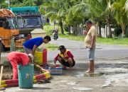 Tunjukkan Semangat Gotong Royong, Personil Polsek Wara Utara Laksanakan Kerja Bakti