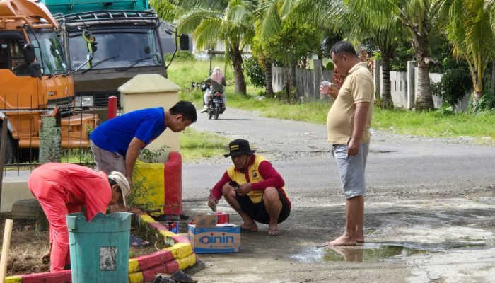 Tunjukkan Semangat Gotong Royong, Personil Polsek Wara Utara Laksanakan Kerja Bakti