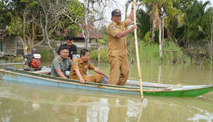 Gunakan Perahu, Dandim 1403/Palopo Kunjugi Beberapa Desa di Kecamatan Baebunta Selatan Terendam Banjir