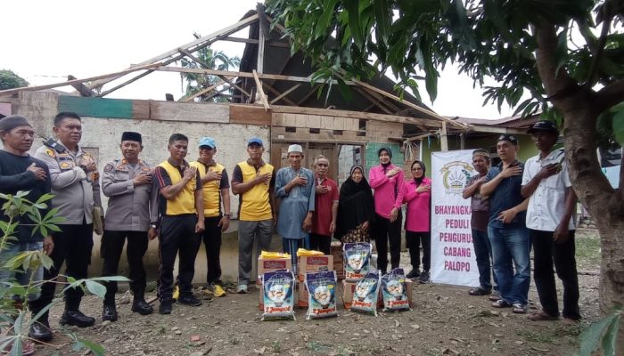 Kapolres Palopo Beri Bantuan Kepada Masyarakat Terdampak Bencana Alam Angin Puting Beliung