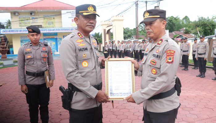 Temukan Warga Seko yang Hilang dan Bantu Menggendong, Kapolres Beri Penghargaan 2 Personil Polsek Rongkong