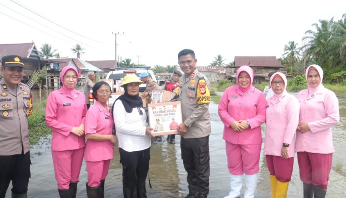 Banjir Tidak Kunjung Surut, Kapolres Luwu Utara Pantau Kondisi Warga Desa Pattimang dan Bagikan Bantuan