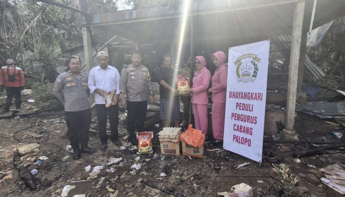 Wujud Peduli, Polres Palopo Salurkan Bantuan Sosial Kepada Korban Kebakaran di Kelurahan Mungkajang