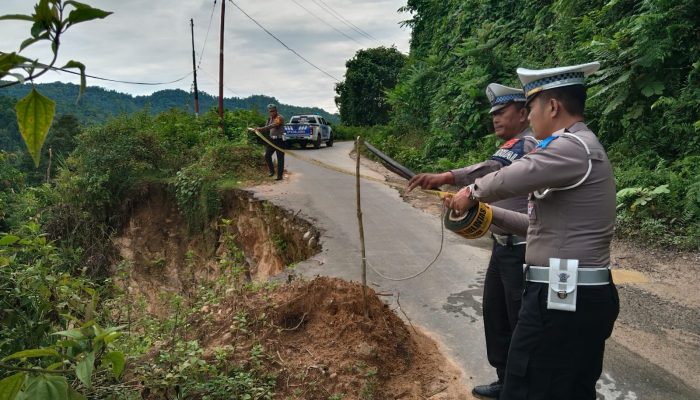 Antisipasi Potensi Kecelakaan, Satlantas Polres Luwu Utara Pasang Police Line di Lokasi Bekas Longsor Rongkong