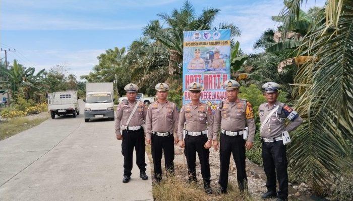 Satlantas Polres Luwu Utara Pasang Papan Imbauan Keselamatan di Titik Rawan Kecelakaan