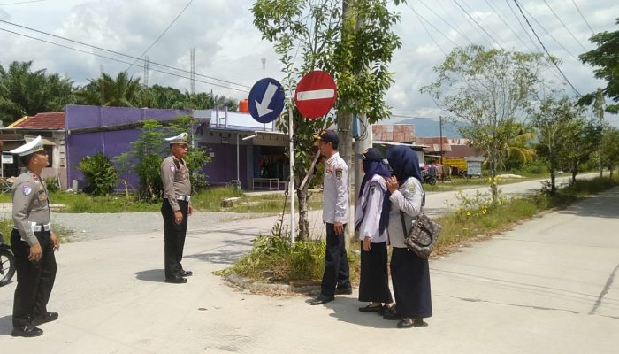 Satgas Preventif Polres Luwu Utara Cek Rambu dan Marka Jalan Untuk Pastikan Dalam Kondisi Baik