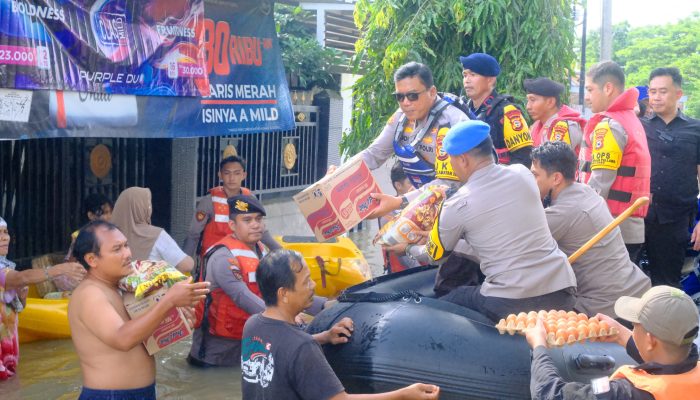Tinjau Lokasi Banjir di Antang, Kapolda Sulsel Salurkan Bantuan untuk Warga Terdampak