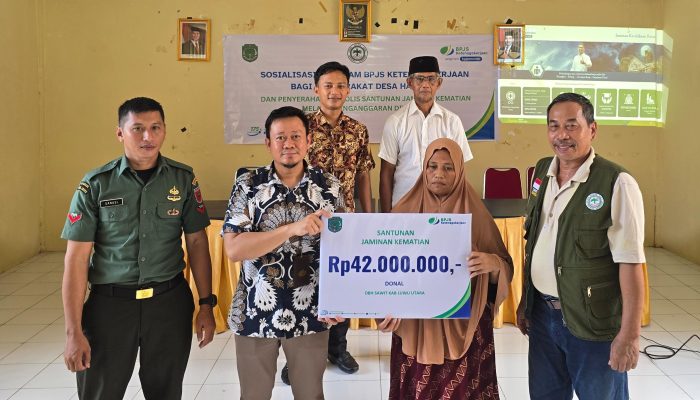 Kepala BPJS Ketenagakerjaan Luwu Utara Serahkan Santunan Kematian 42 juta Kepada Ahli Waris di Desa Harapan