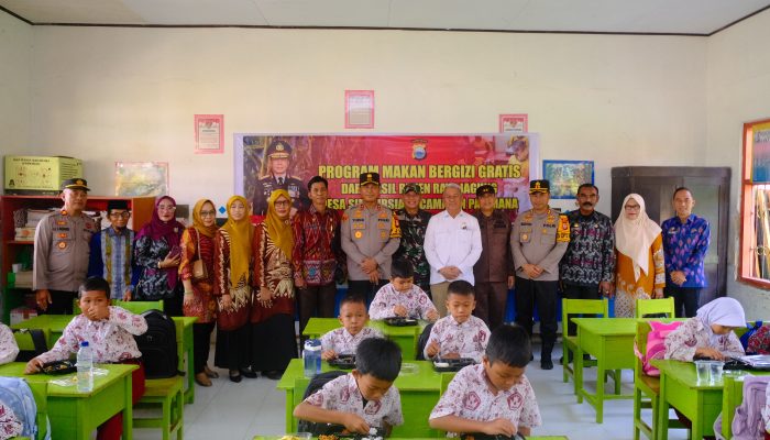 Kapolda Sulsel Tinjau Pembagian Makan Gratis Bergizi di SDN 96 Simpursia Kabupaten Wajo