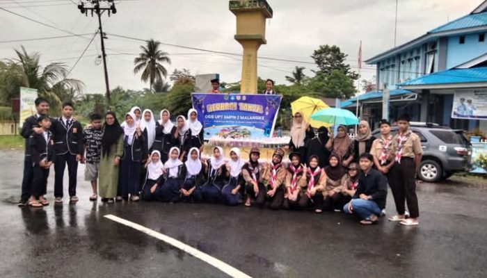 Pengurus Osis UPT SMPN 2 Malangke Bagi Takjil Kepada Pengendara di Jalan Poros Desa Tolada