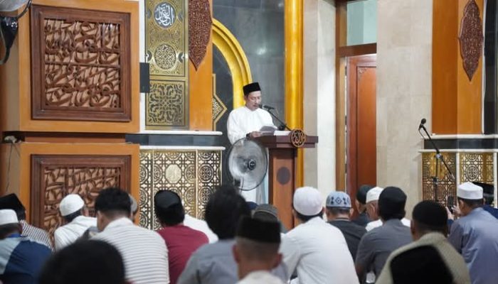 Pj. Wali Kota Palopo Beserta Jajaran Pemkot Palopo Laksanakan Sholat Tarawih Pertama di Mesjid Agung