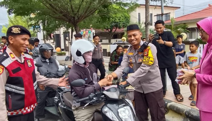 Kapolres Bersama Ketua Cabang Bhayangkari Palopo Bagi Takjil kepada Pengendara