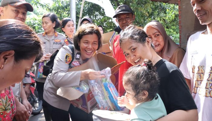 Polwan Bantu Warga Terdampak Banjir di Kebon Jeruk, Bagikan Sembako dan Layanan Kesehatan