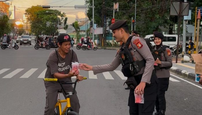 Berkah Bulan Ramadan, Patroli Perintis Presisi Dit Samapta Polda Sulsel Berbagi Takjil Untuk Masyarakat