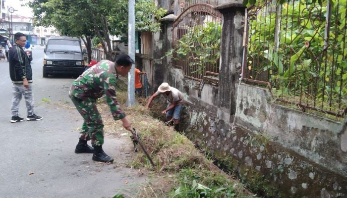 Antisipasi Potensi Banjir di Musim Hujan, Babinsa Batupasi Palopo Bersama Warga Gotong Royong Bersihkan Parit