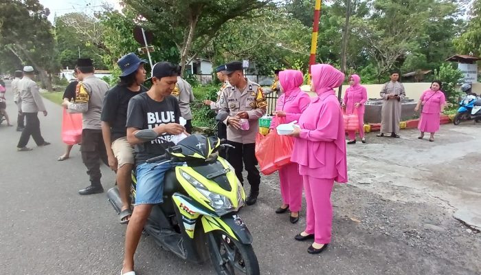 Kapolsek Bersama Ketua Bhayangkari Ranting Polsek Wara Utara Bagi Takjil Kepada Masyarakat