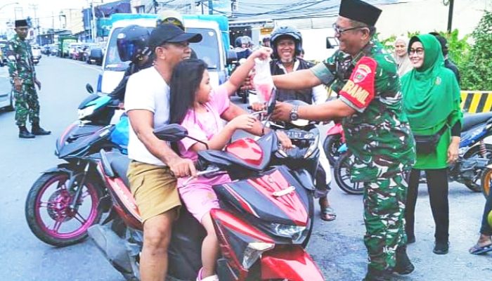 Di Bulan Suci Ramadan, Koramil 1403-11 Masamba Bagi Takjil Kepada Warga yang Melintas di Depan Masjid Syuhada