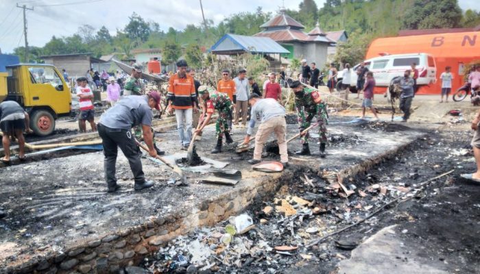 Paska Kebakaran Rumah di Desa Salubua, Koramil 1403-02 Suli Bersihkan Material Sisa Kebakaran