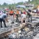 Paska Kebakaran Rumah di Desa Salubua, Koramil 1403-02 Suli Bersihkan Material Sisa Kebakaran