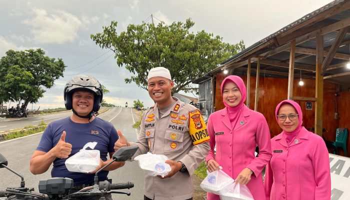 Kapolres Bersama Bhayangkari Cabang Palopo Bagikan Ratusan Paket Takjil Kepada Masyarakat