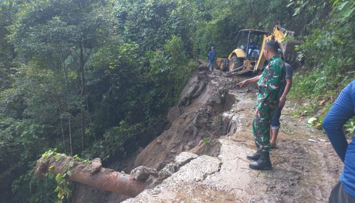 Koramil 08 Limbong Bantu Buka Akses Jalan Akibat Longsor di Jalan Poros Sabbang Rongkong