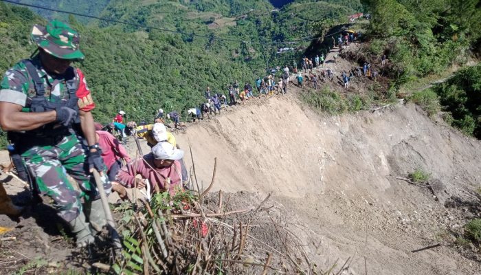 Pasca Longsor, Babinsa Koramil 08 Limbong Bersama Masyarakat Kerja Bakti Benahi Jalan Menuju Desa Minanga