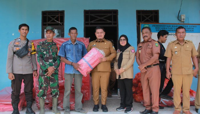 Wakil Bupati Luwu Muh. Dhevy Bijak Pawindu Serahkan Bantuan Korban Banjir di Lamasi Timur