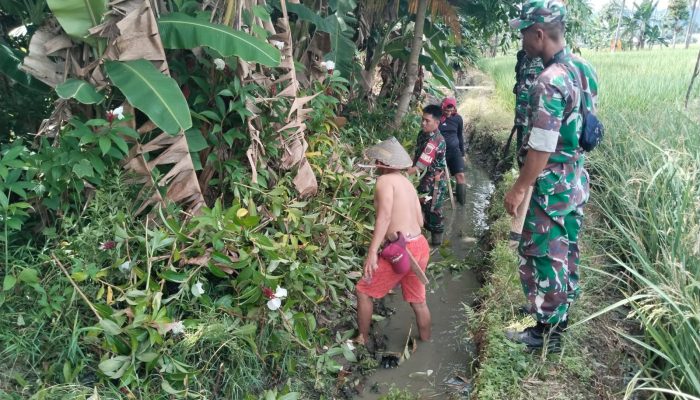 Personel Koramil 02 Suli Laksanakan Karya Bakti Bersihkan Saluran Irigasi di Lingkungan Lempokasi