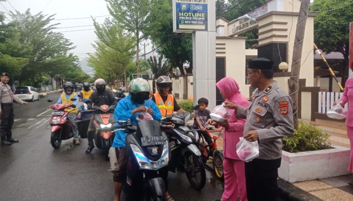 Jelang Buka Puasa, Bagian Perencanaan dan Logistik Polres Palopo Bagi Takjil Kepada Masyarakat