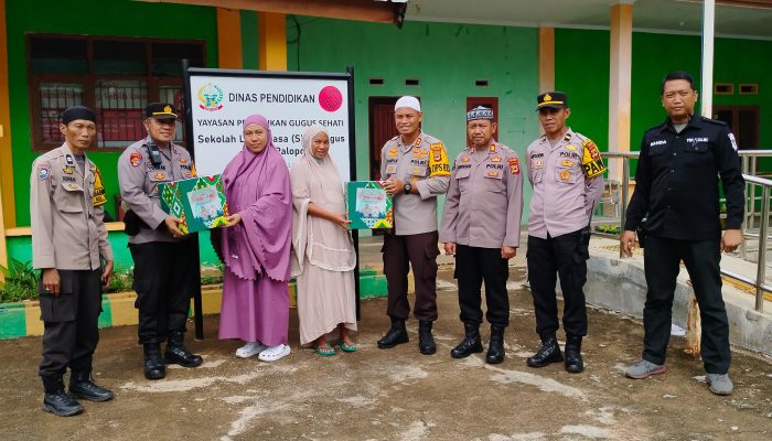 Kunjungi SLB Gugus Hati Palopo, Kapolres Palopo Bagikan Bingkisan Parsel Lebaran Kepada Siswa