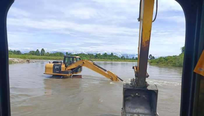 Gerak Cepat, Bupati Perintahkan DPUTRPKP2 Keruk Sungai untuk Penanganan Banjir di Malangke
