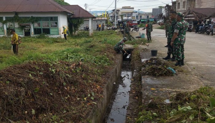 Koramil 1403-11/Masamba Bersama Warga Gotong Royong Bersihkan Saluran Drainase di Pasar Lama