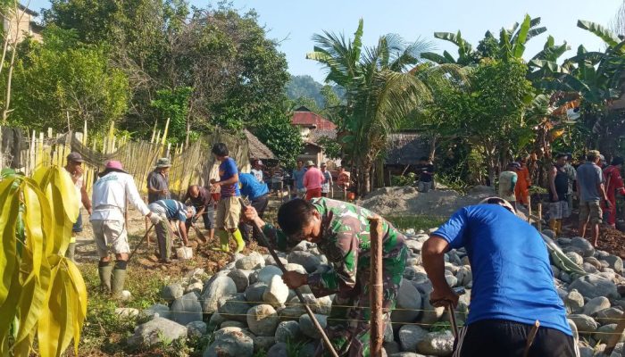 Sinergitas TNI, Babinsa Koramil 1403-15 Bastem Bantu Pembangunan Rumah Milik Warga di Latimojong