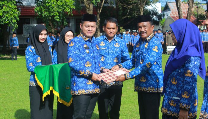 Wabup Luwu Serahkan SK Kenaikan Pangkat ASN Dirangkaikan Dengan Upacara Hari Kesadaran Nasional