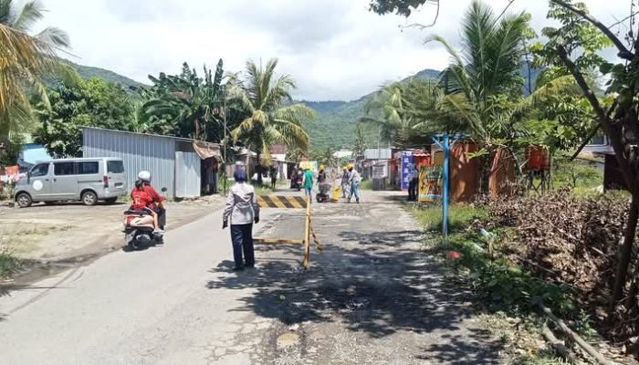 Respon Keluhan Warga, PT BMS Lakukan Perbaikan Jalan Rusak Parah di Balandai Palopo